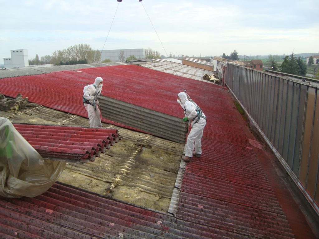 Rimozione e smaltimento del manto di copertura in cemento amianto